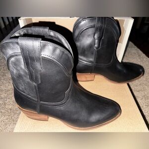 Dingo Black Leather Ankle Boots